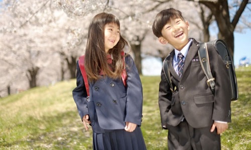 【出産祝い】兄弟姉妹に贈る場合は？年代別相場や注意点、おすすめ品を解説